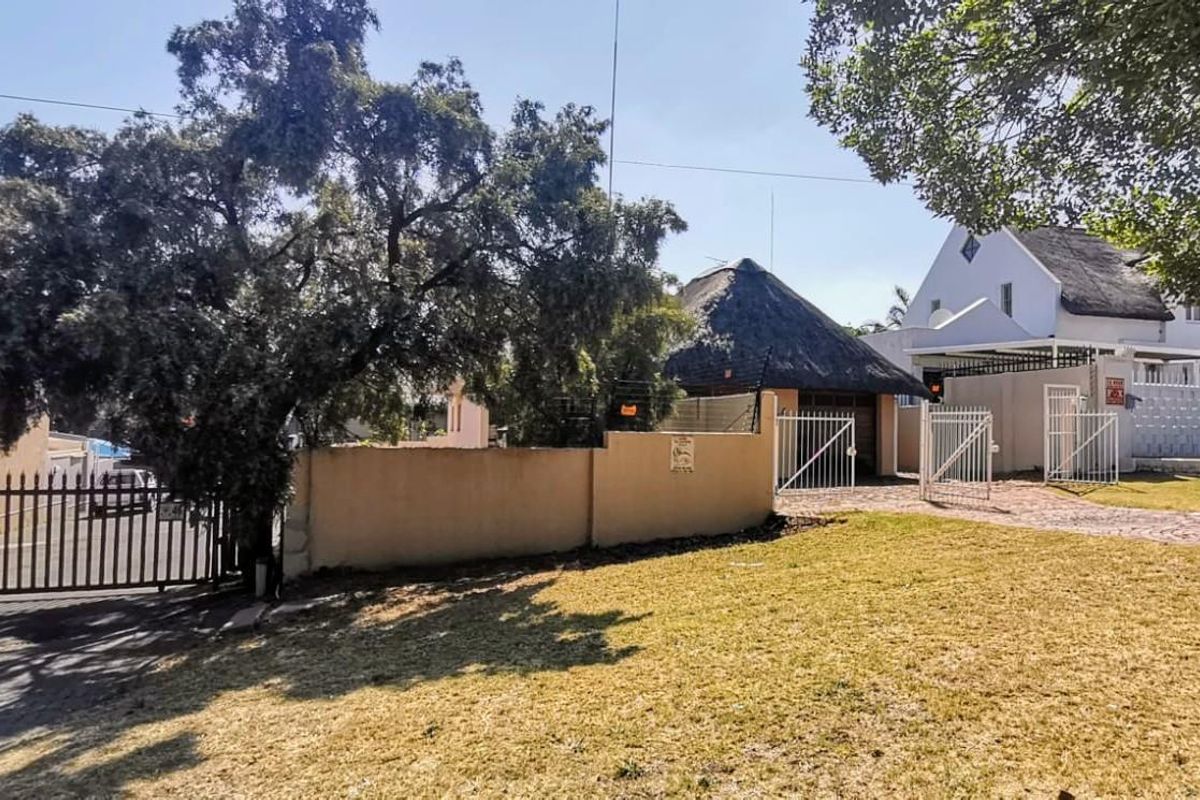 BUSH LODGE STYLE HOME FOR SALE IN ELANDSHAVEN - Photo 2