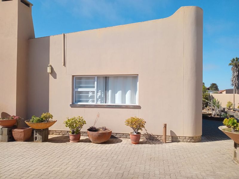House with flat for sale in popular South dune area in Henties bay - Photo 8