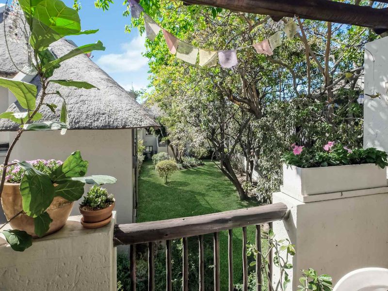 TOP FLOOR APARTMENT, BOASTING LOADS OF NAURAL LIGHT, HIGH CEILINGS AND IN A FANTASTIC LOCATION - Photo 7