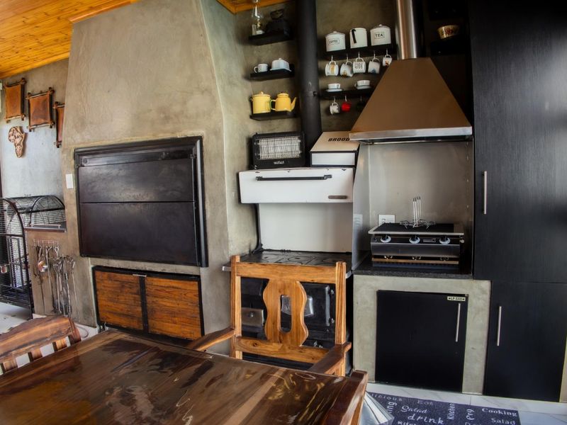 Luxurious and spacious 5 Bedroom Home with Flatlet - Kleine Kuppe - Photo 8