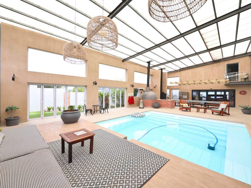 FOUR STOREY, DRAMATIC SCALE AND VOLUME RESIDENCE IN PLATTEKLOOF. - Photo 2