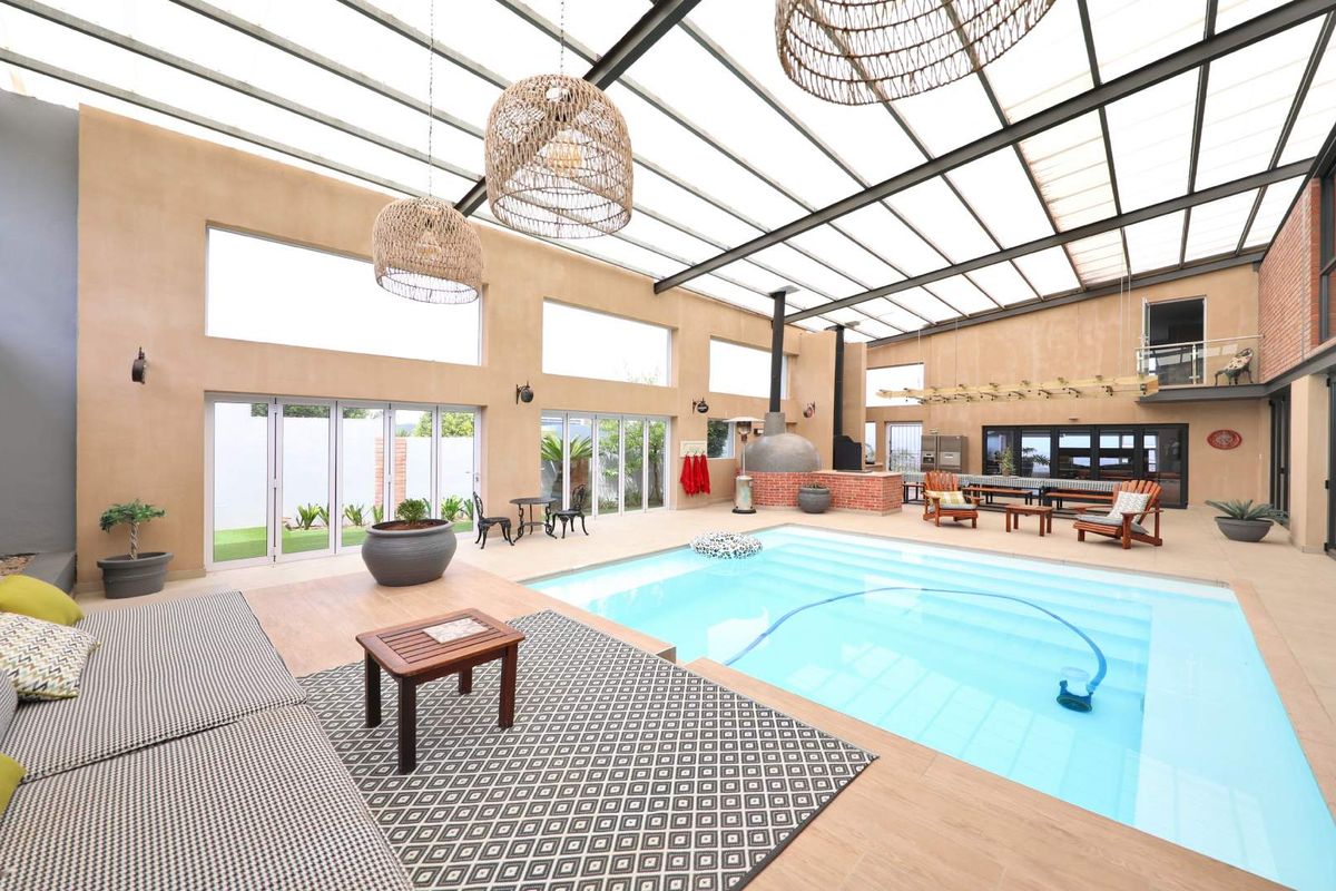 FOUR STOREY, DRAMATIC SCALE AND VOLUME RESIDENCE IN PLATTEKLOOF. - Photo 2