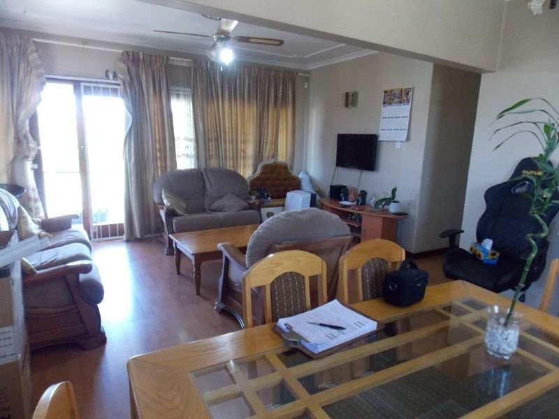 Spacious Five-Bedroom Home with Flatlet in Kharwastan - Photo 4