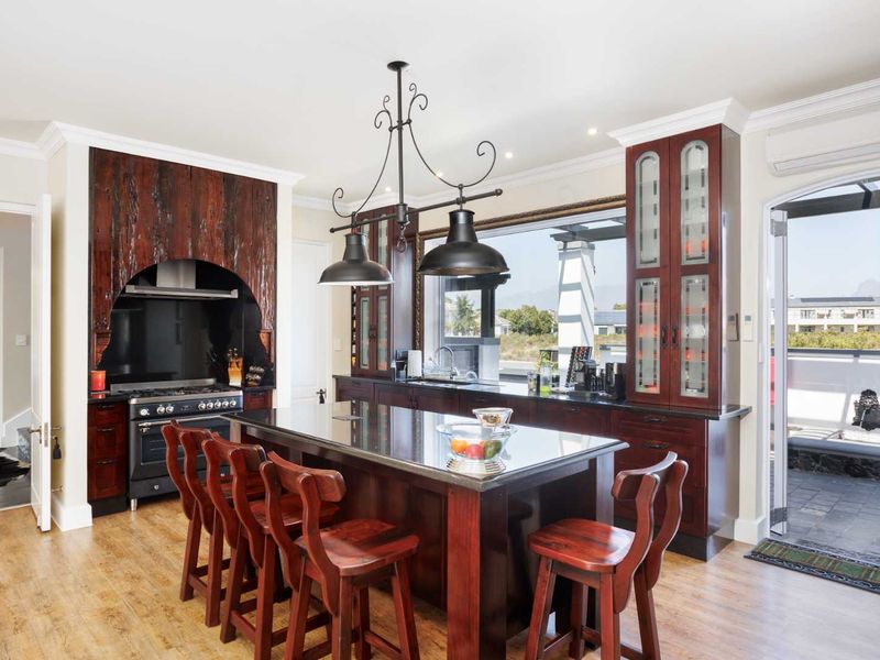 Outstanding North-Facing Four-Bedroom Home Bordered by Val de Vie Estate’s Nature Reserve in a Cul-de-Sac - Photo 5