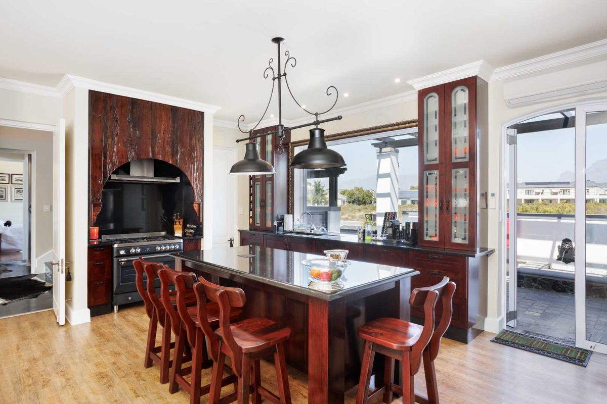 Outstanding North-Facing Four-Bedroom Home Bordered by Val de Vie Estate’s Nature Reserve in a Cul-de-Sac - Photo 5