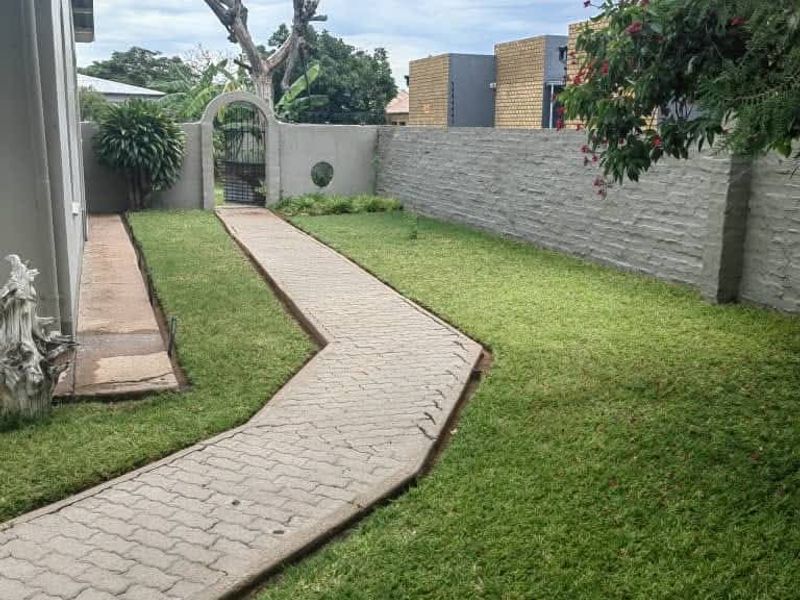 Beautiful, spacious and well maintained 3 bedroom house with a swimming pool and a loveley garden for sale in Tsumeb. - Photo 3
