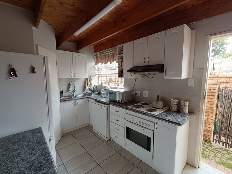 CLUBVIEW - 3 BEDROOMS - 2 FULL BATHROOMS - 2 LOCK-UP GARAGES - Photo 6