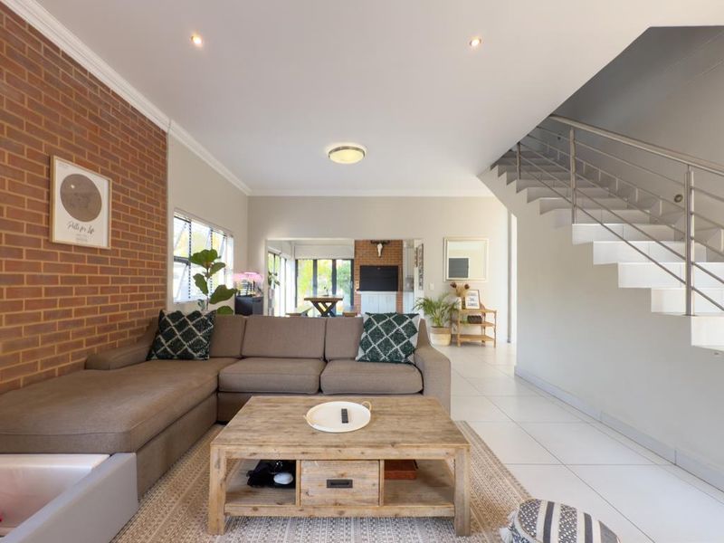 Modern Family Home with Solar System – Big Corner Stand & Entertainment Dream - Photo 2