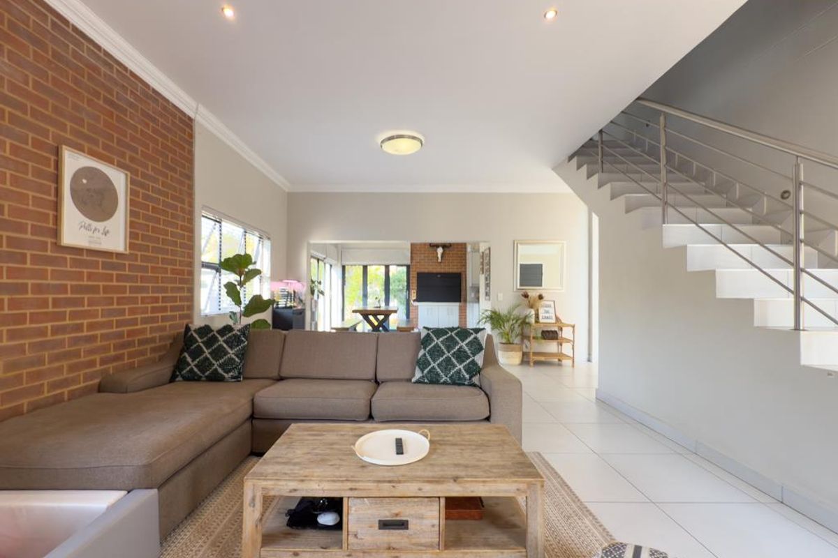 Modern Family Home with Solar System – Big Corner Stand & Entertainment Dream - Photo 2