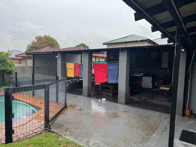 Huge Family Home with 2 bedroom Flat for sale - Photo 2