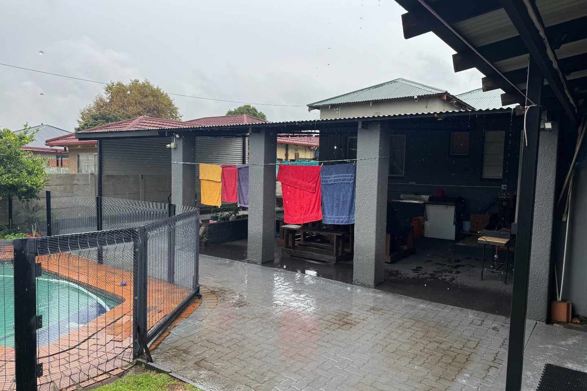 Huge Family Home with 2 bedroom Flat for sale - Photo 2