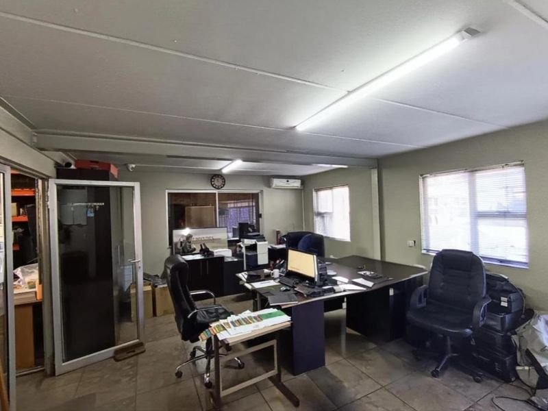 Prime Industrial Space: Modern Office Meets Warehouse Functionality - Photo 3