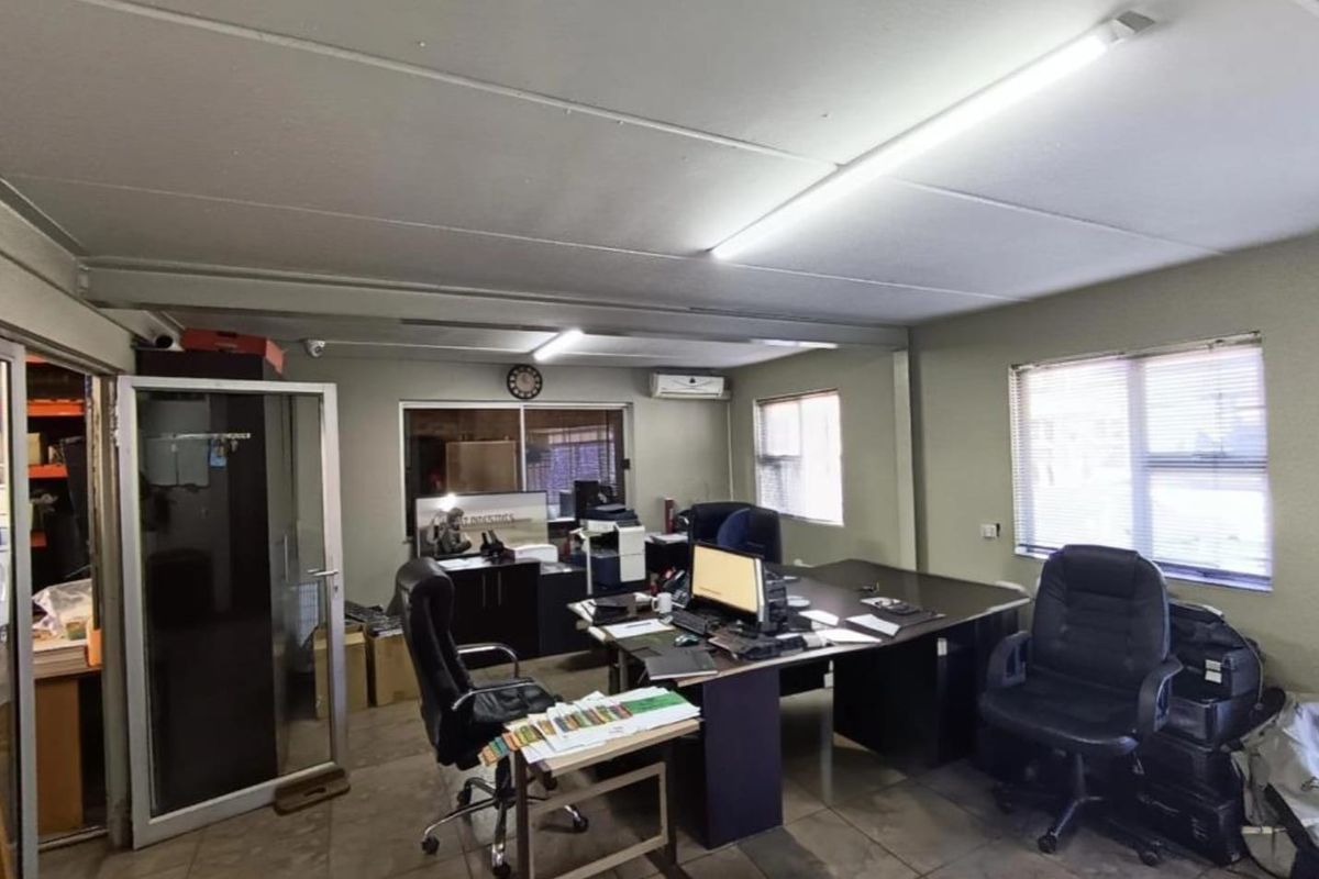 Prime Industrial Space: Modern Office Meets Warehouse Functionality - Photo 3