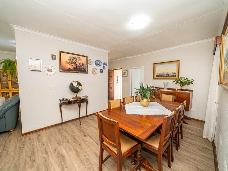 Private Family Living in Secure Brentwood Park Enclosure - Photo 2