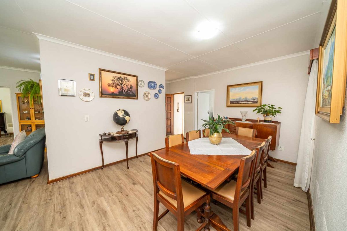 Private Family Living in Secure Brentwood Park Enclosure - Photo 2