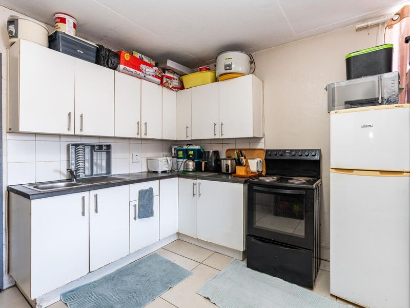 Two Bedroom Top Floor Apartment with Mountain Views - Photo 5