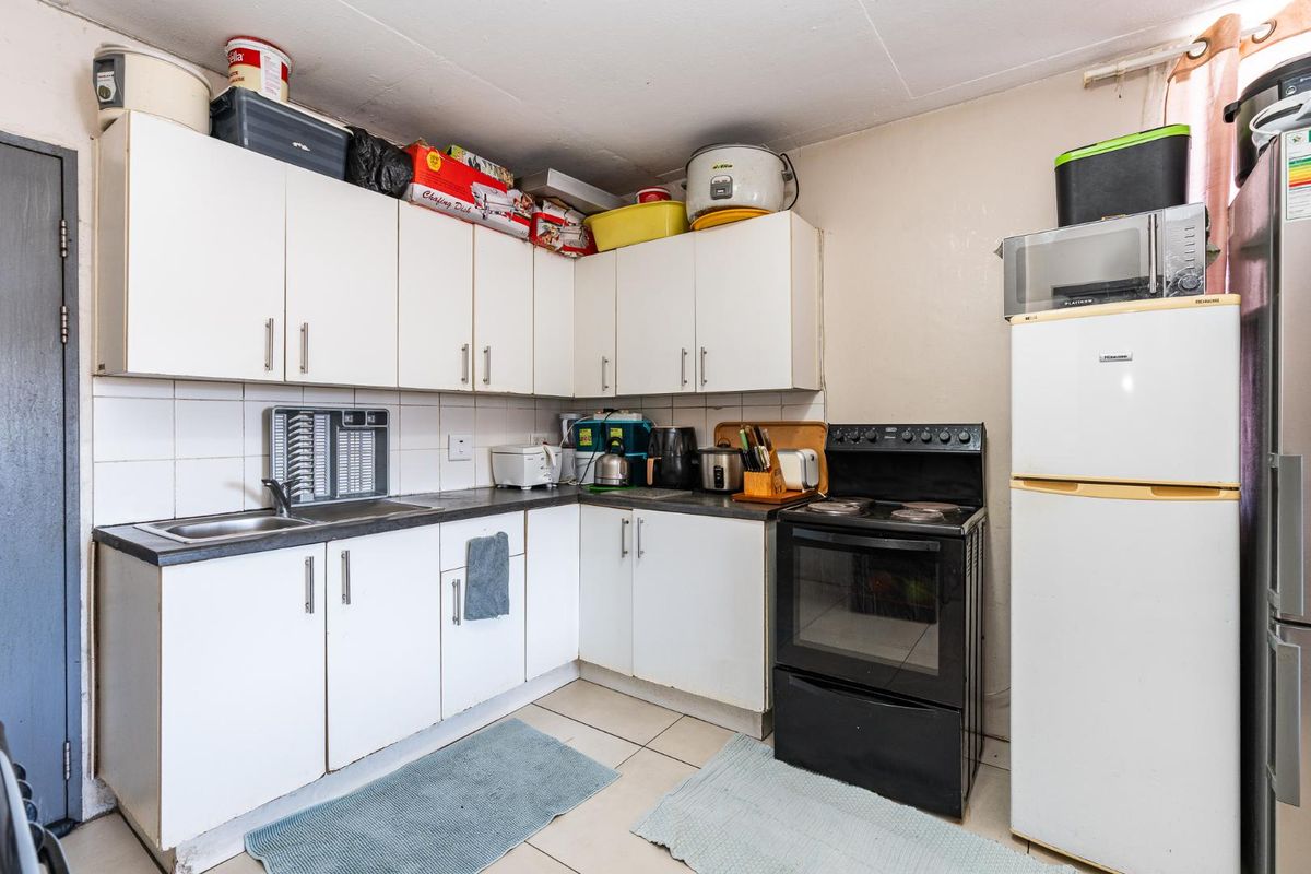 Two Bedroom Top Floor Apartment with Mountain Views - Photo 5