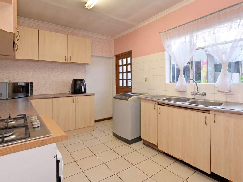 Spacious Dual Living Property - Photo 9
