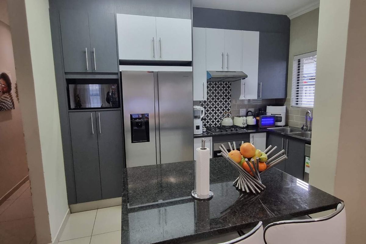 Exquisite 3 Bedroom Townhouse In Baysville - Photo 4