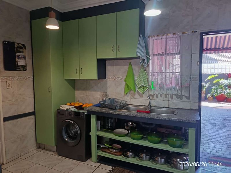 Welcoming Lock up and Go 3 bedroom home with flatlet/Salon For sale! - Photo 8