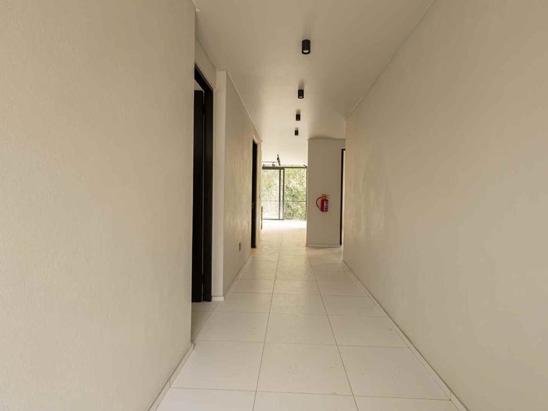 Ultra-Modern Top-Floor Apartment in Prestigious Waterkloof - Photo 3