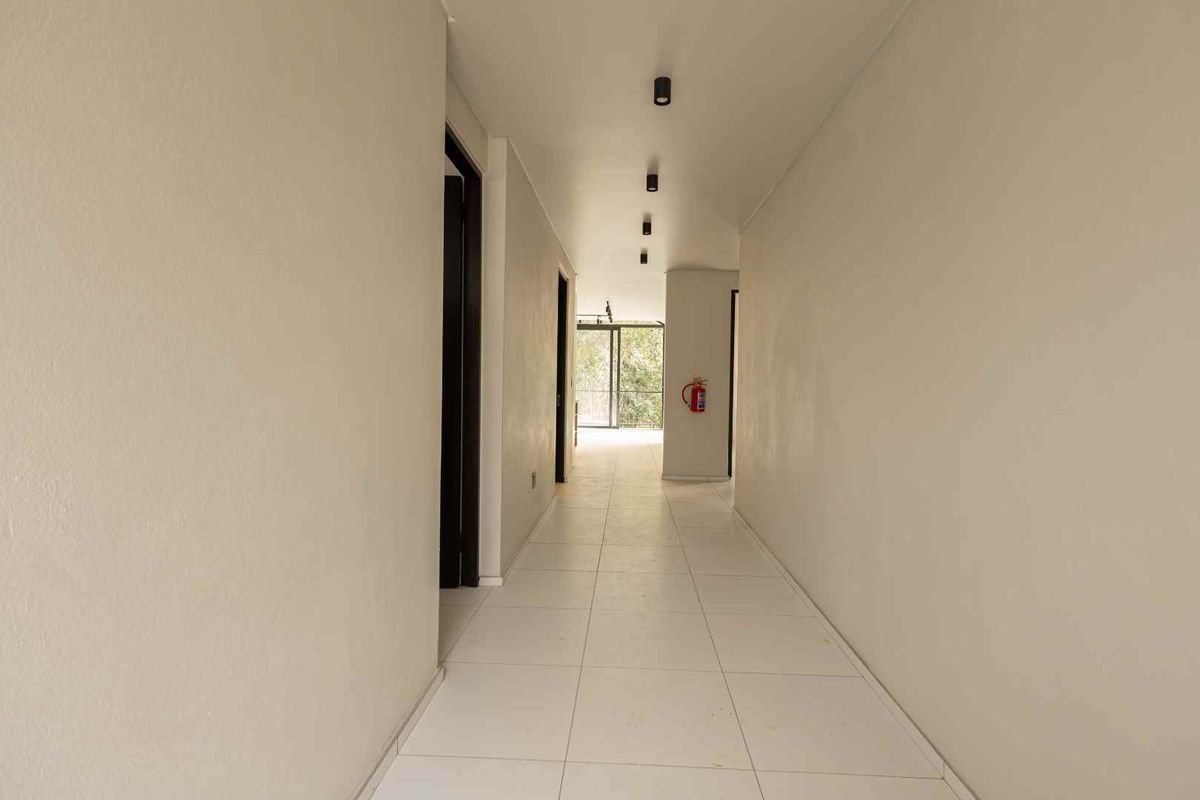 Ultra-Modern Top-Floor Apartment in Prestigious Waterkloof - Photo 3