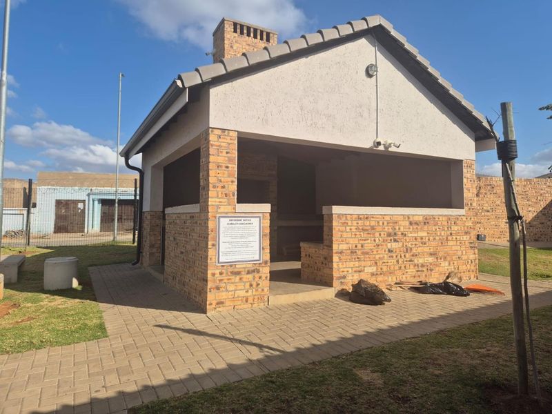 Apartment - Proteas @Clayville R 620 000 - Photo 2