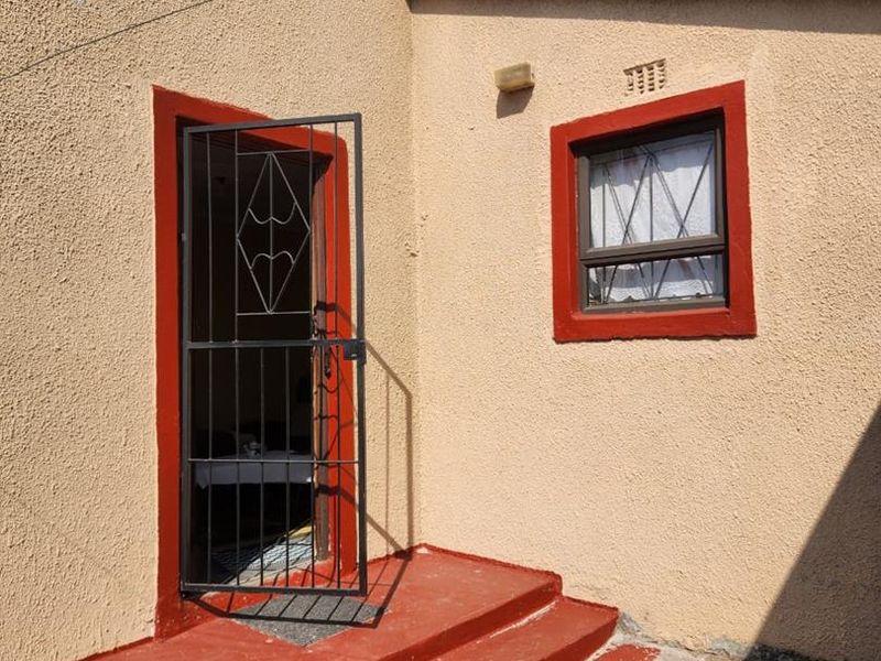 Charming Three-Bedroom Home for Sale in Site B, Khayelitsha - V Section - Photo 5