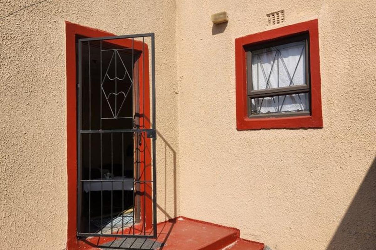 Charming Three-Bedroom Home for Sale in Site B, Khayelitsha - V Section - Photo 5