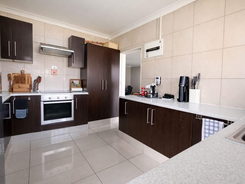 Modern Family Home with Entertainment Area & Pool in Prime Verwoerdpark Location - Photo 6