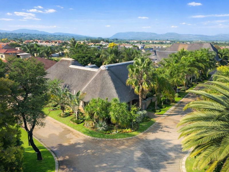 Dual Mandate Property: Exceptional Family Home with Prime Features - Photo 4