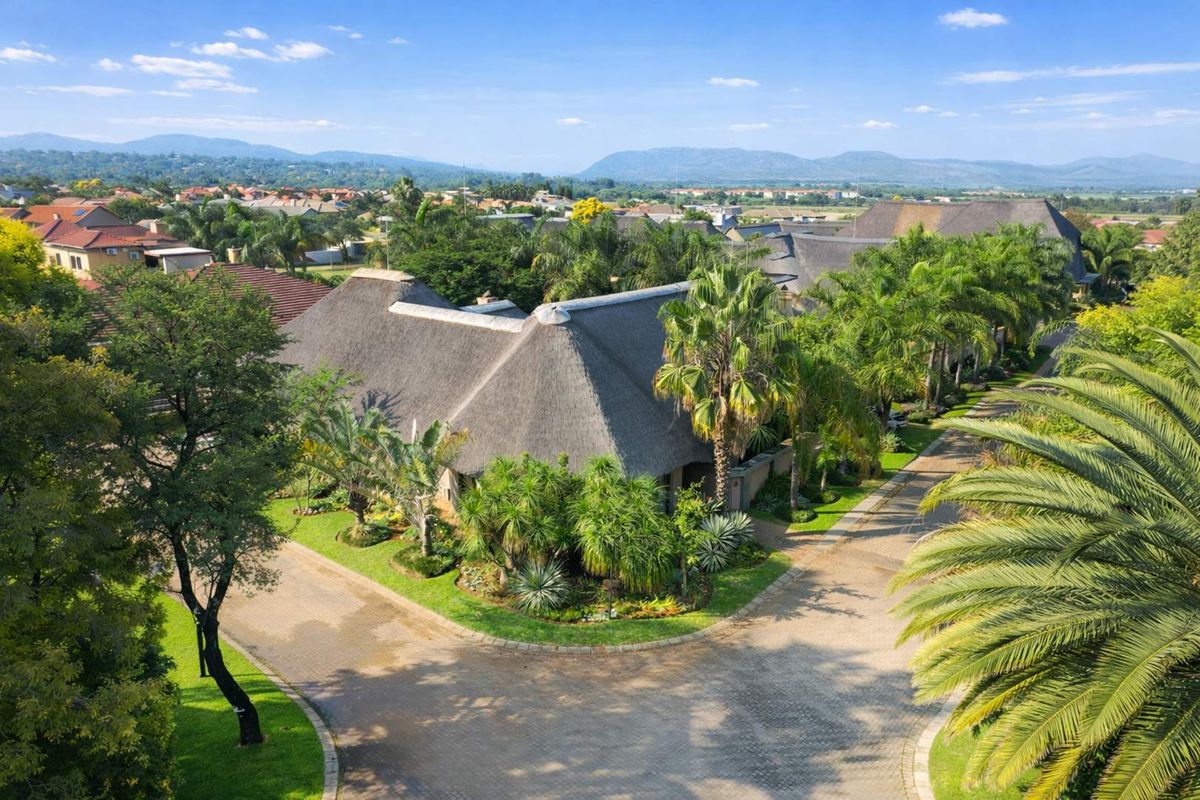 Dual Mandate Property: Exceptional Family Home with Prime Features - Photo 4