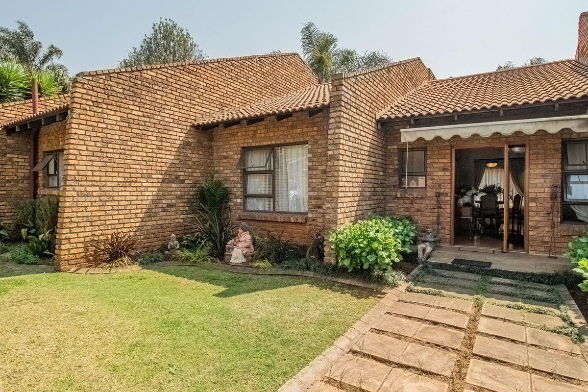 Your Dream Family Home Awaits in Lakefield Extension 21! - Photo 2