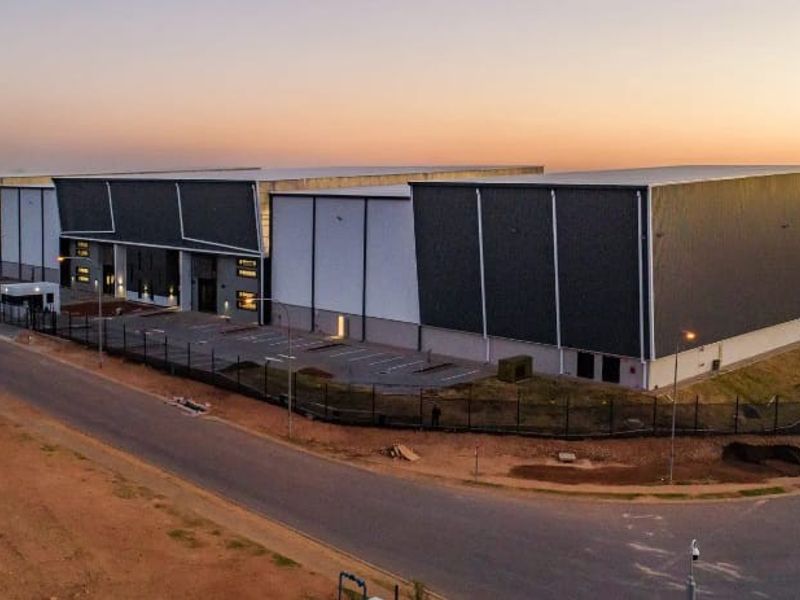 11 366m2 Lords View Warehouse To Let - Photo 2