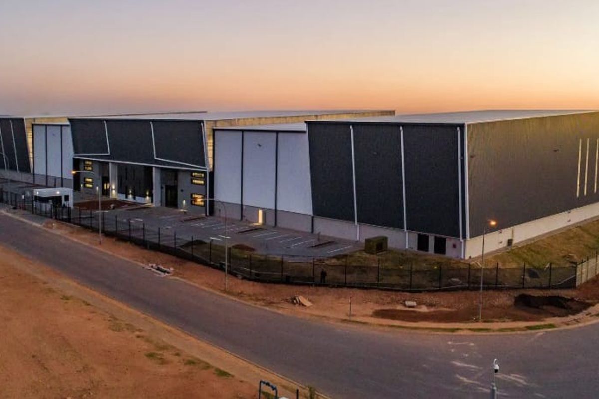 11 366m2 Lords View Warehouse To Let - Photo 2