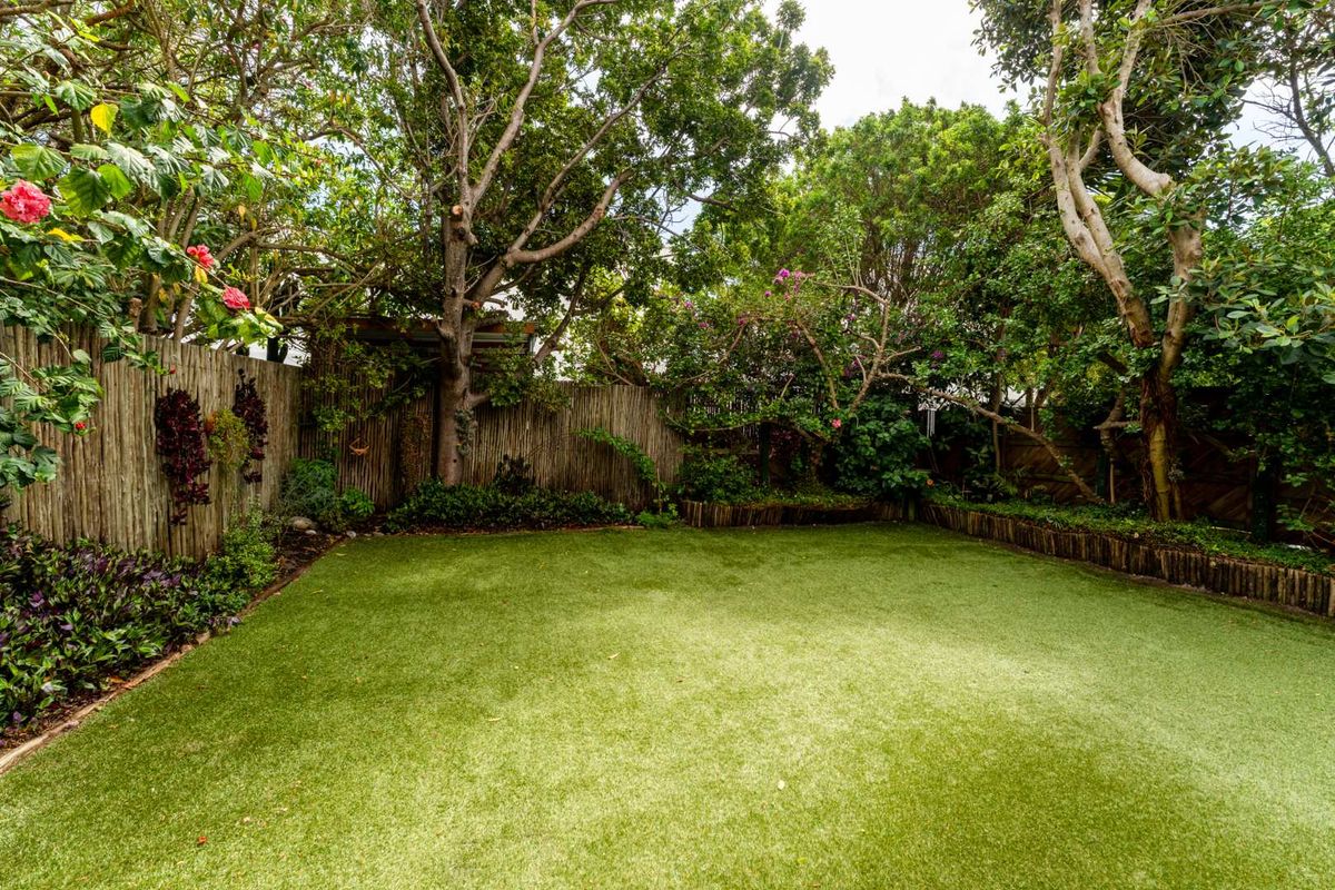 Light & Bright Mediterranean Inspired Living - Photo 3