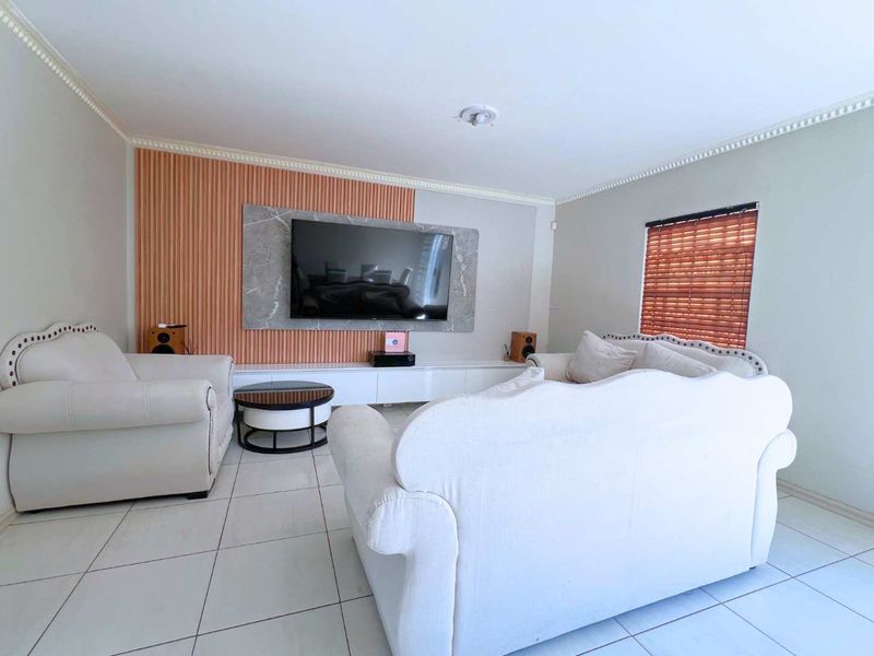 4 Bedroom Family home for Sale in Annlin - Photo 4