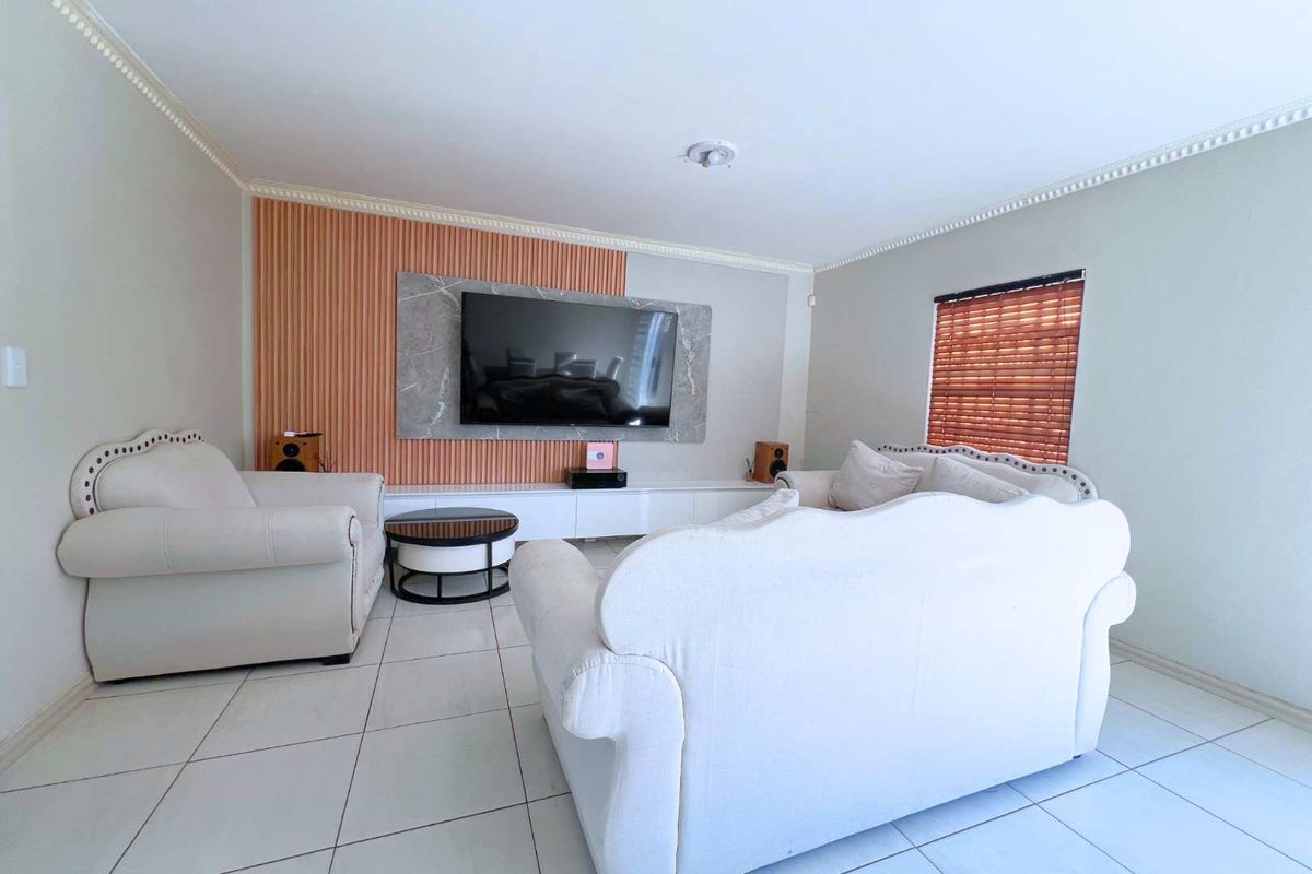 4 Bedroom Family home for Sale in Annlin - Photo 4