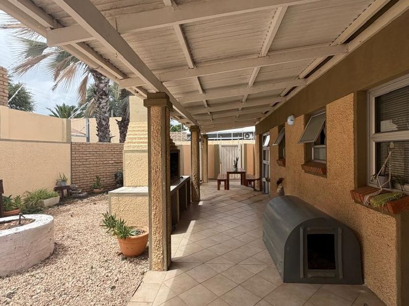 🏡 Property for Sale – Spacious Home with Income Potential - Photo 2