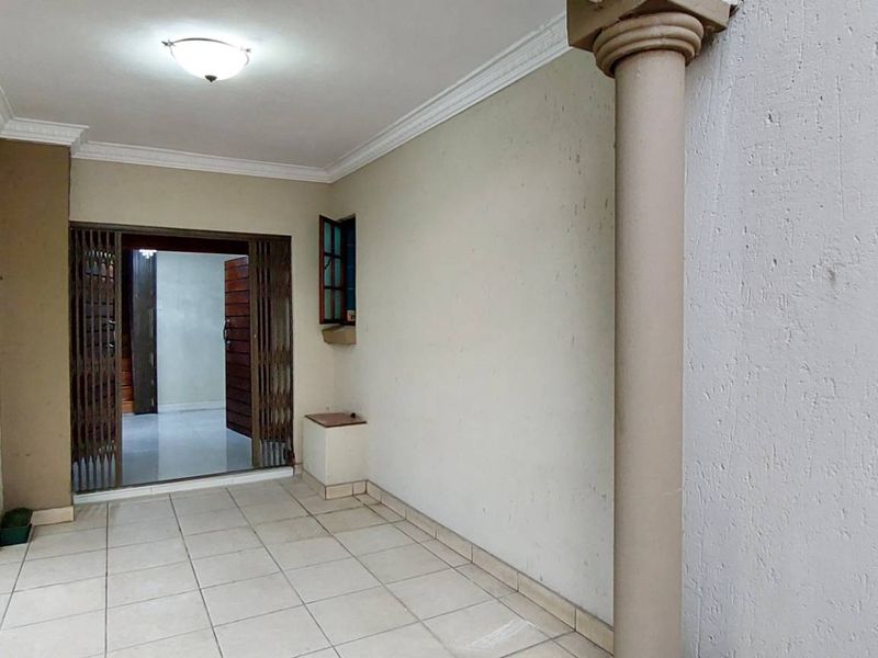 Entertaining and living space for all - Photo 2