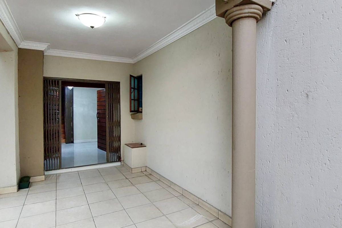 Entertaining and living space for all - Photo 2