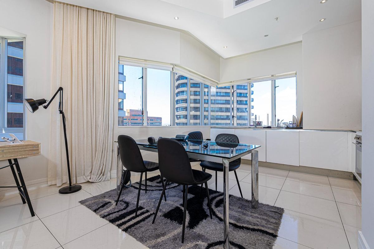 Stunning Apartment in Central Cape Town - Photo 5