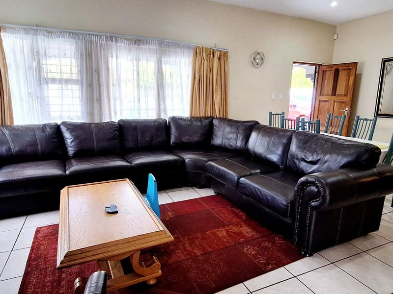 Secure 3 Bedroom Duplex in Leopard Rock Estate - Photo 7