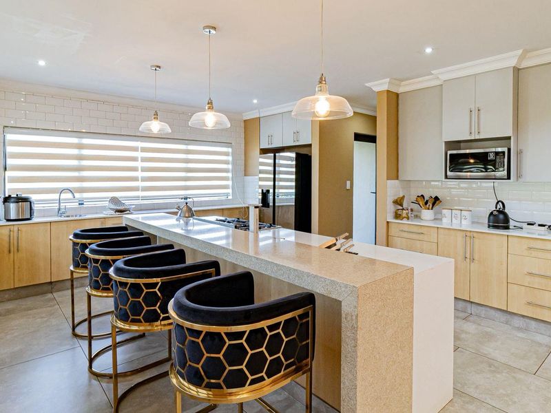 Elegant 4 Bedroom Home on the Greenbelt-The Hills Game Reserve Estate - Photo 6