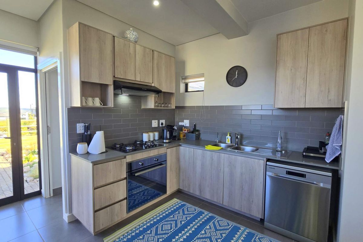 Cozy family home offering stunning sea views from the upstairs bedrooms, - Photo 5