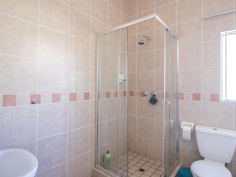 3 Bedroom 2 bathroom home - Photo 6