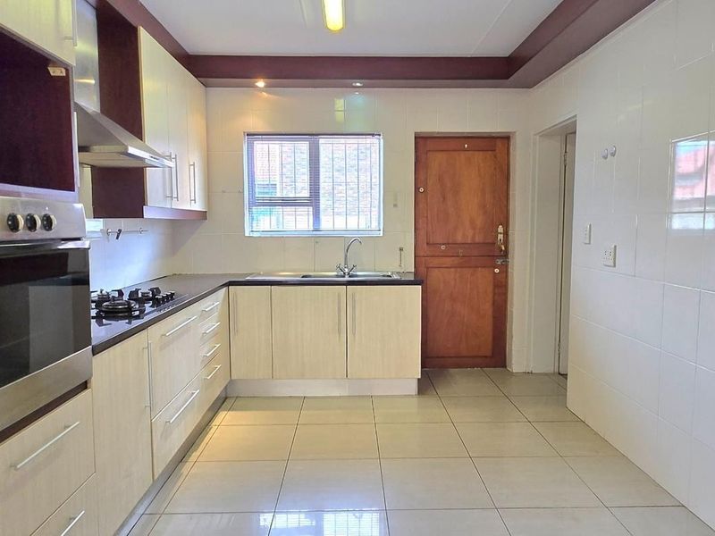 Charming Coastal Home in Franskraal – Walk to the Beach, Shops, and Live the Good Life - Photo 9