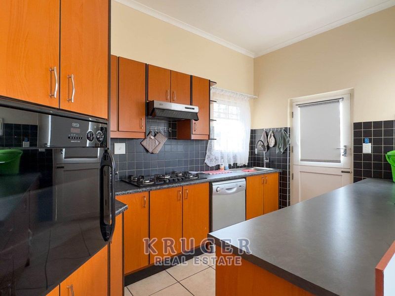 3-bedroom townhouse for sale - Photo 4