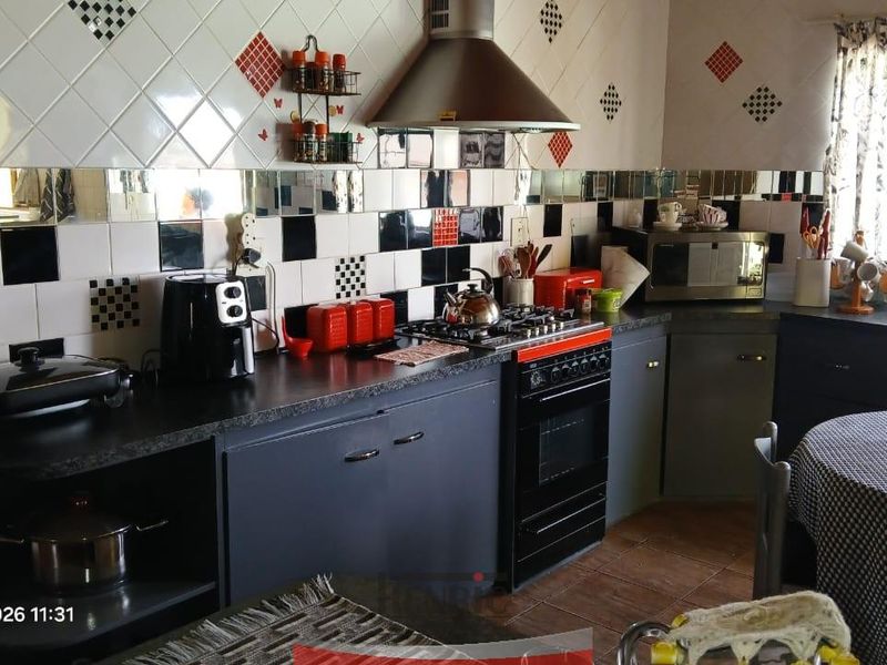 Sole Mandate; Large Family Home with Flatlet in Vineta for Sale - Photo 10