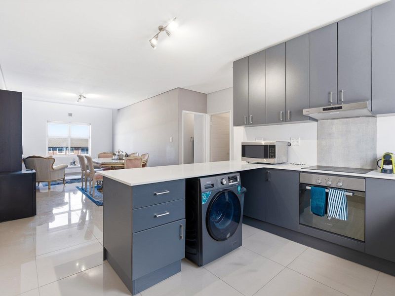 Convenient, Secure Top-Floor Apartment in Edgemead! - Photo 6